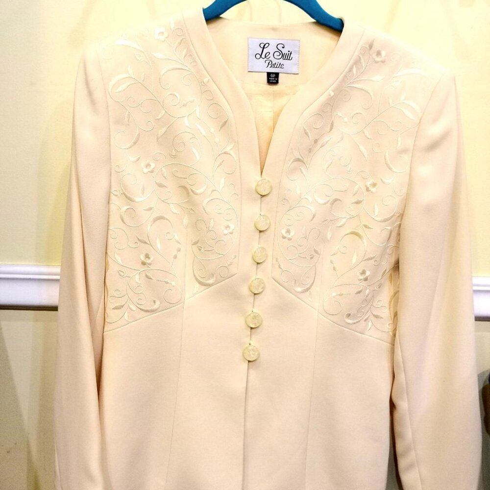 Le Suit Floral Embroidered Blazer